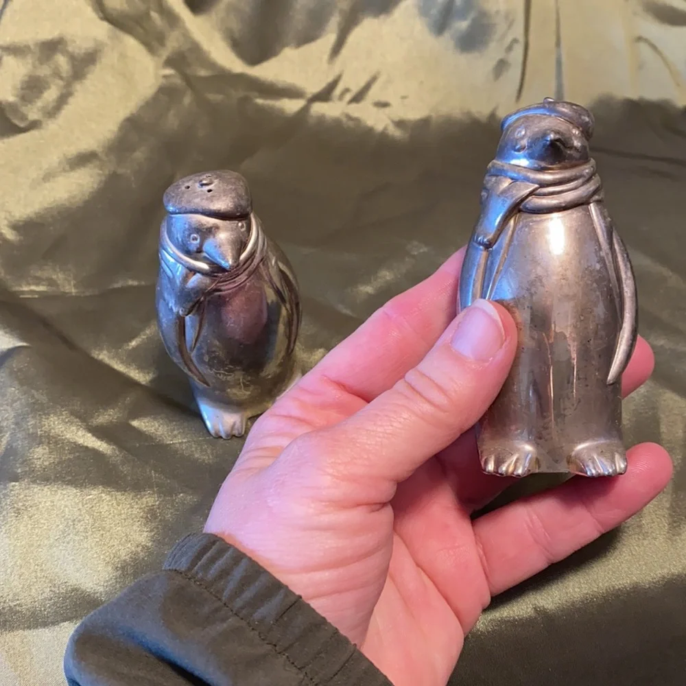 Vintage Towle Silversmiths silver plated salt and pepper shaker.